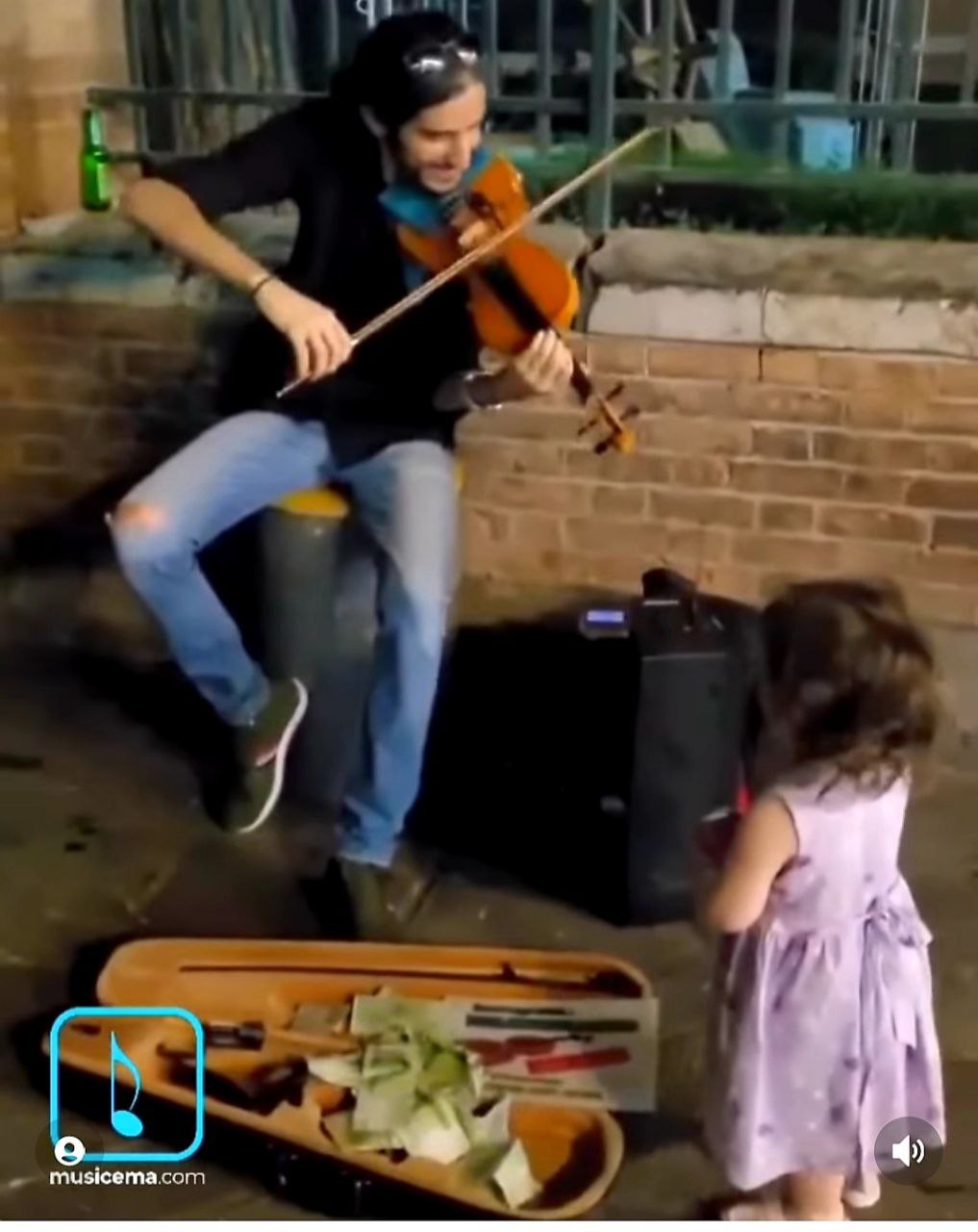 حال خوب این کودک با گوش سپردن به ویولن!