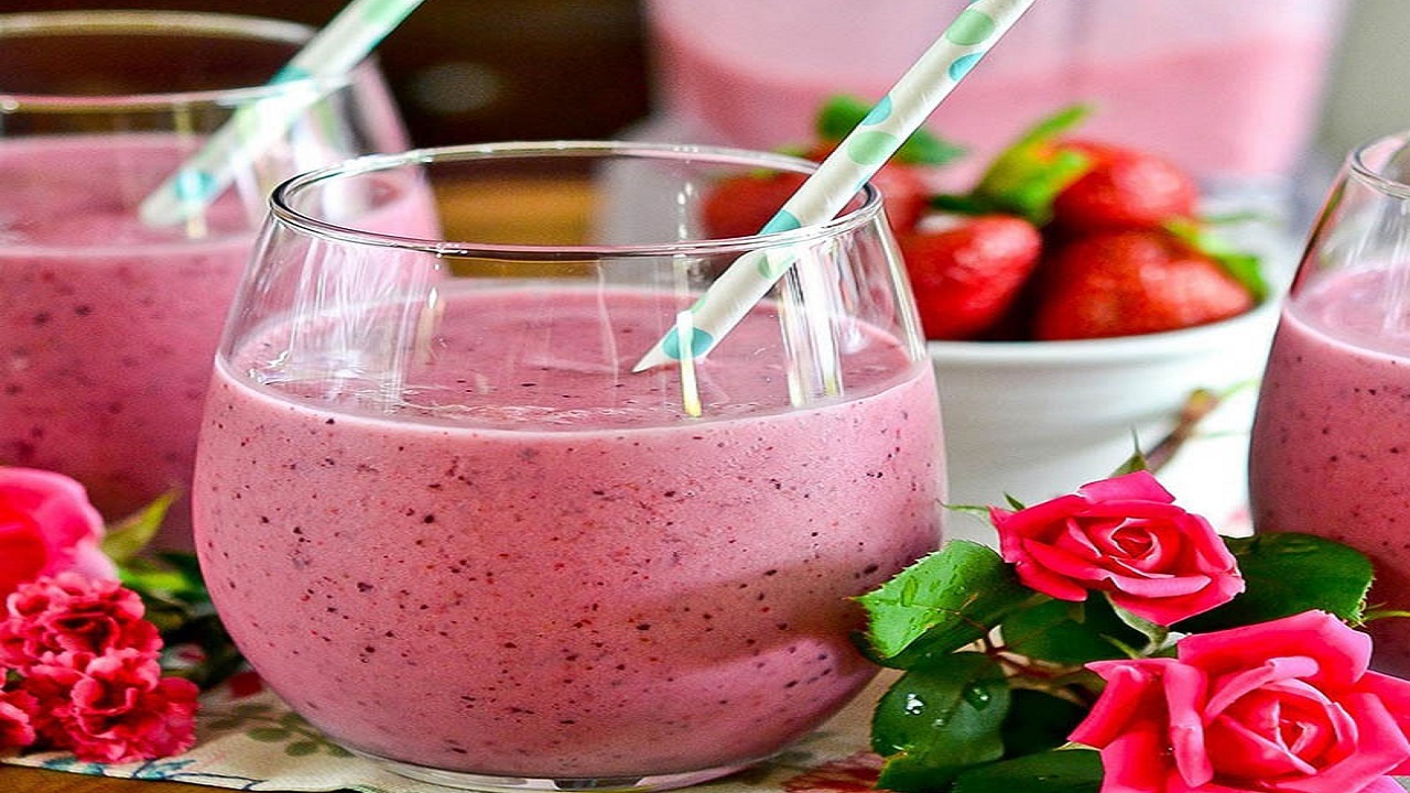 نوشیدنی ها/ طرز تهیه اسموتی رژیمی توت فرنگی