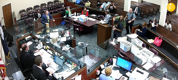 حمله پدر به قاتل پسرش در دادگاه کارولینای جنوبی