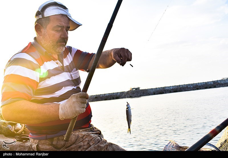 ماهیگیری در میان موج شکن پارک ساحلی بندر انزلی