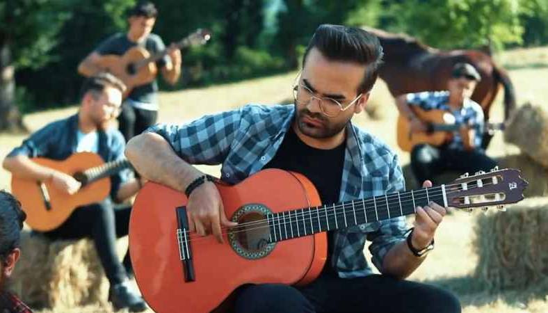 اجرای گروهی و زیبا از ترانه خاطره انگیز «گل آفتابگردون»