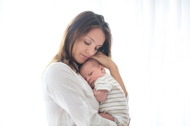 چگونه نوزاد تازه متولد شده را به‌درستی در آغوش بگیرید؟