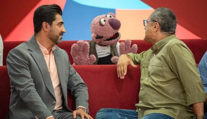 مدل متفاوت جناب خان در بوسیدن