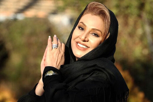 چهره‌ها/ سیگار کشیدن نسرین مقانلو در کنار دریا