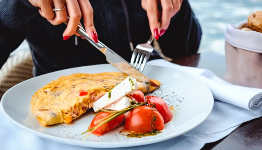 ۴ علامت مهم کمبود پروتئین؛ از شکنندگی ناخن‌ها تا درد عضلات