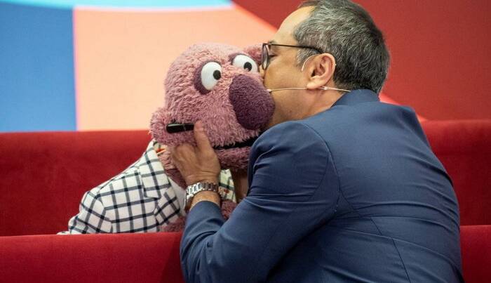 گیر دادن شدید جناب خان به سیبیل های تماشاگر!