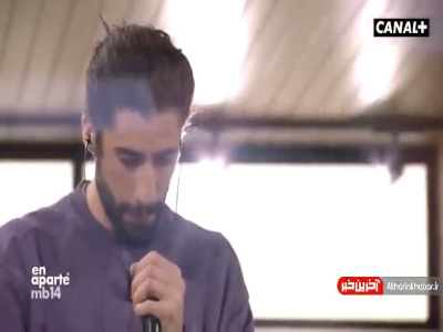 اجرای شگفت‌ انگیز خواننده و بازیگر فرانسوی به تقلید از یک ارکستر