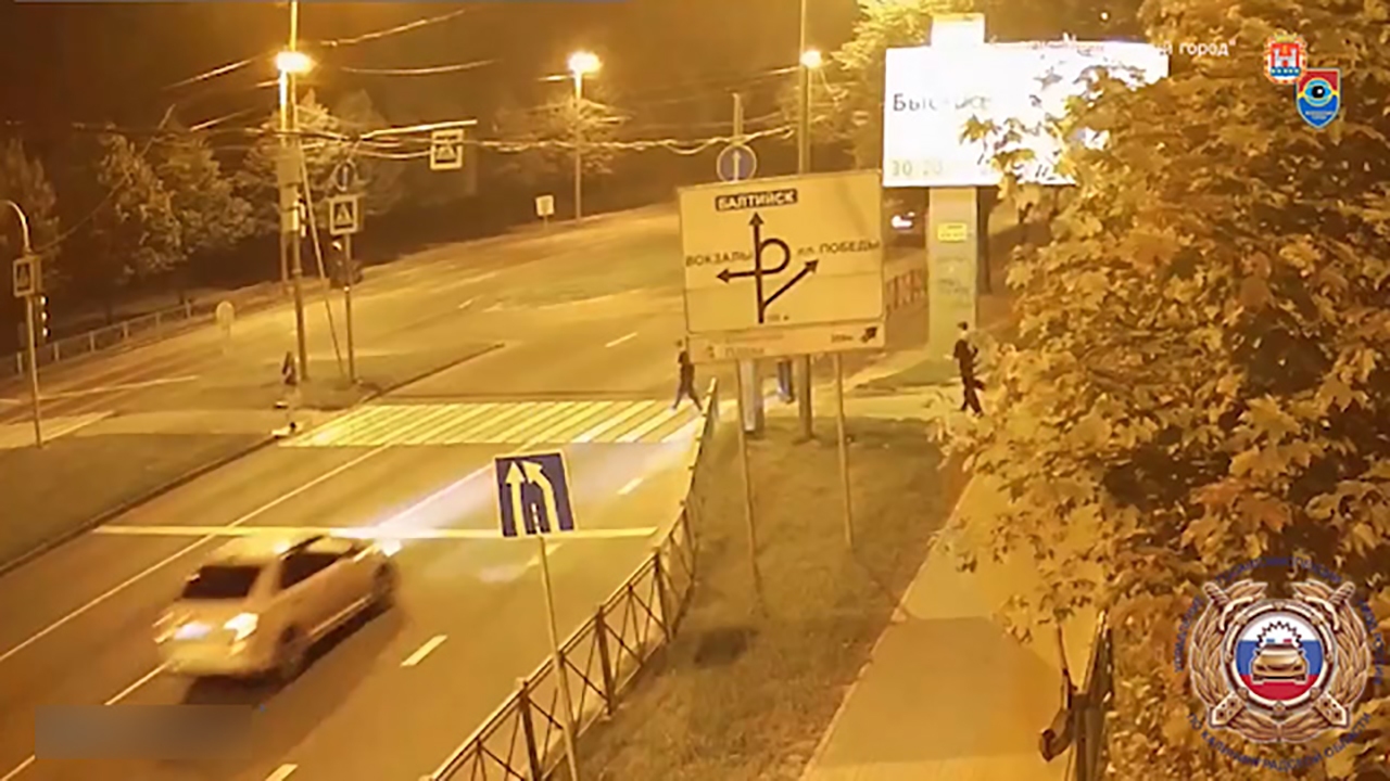 تصادف ماشین با یک جوان روی خط عابر پیاده