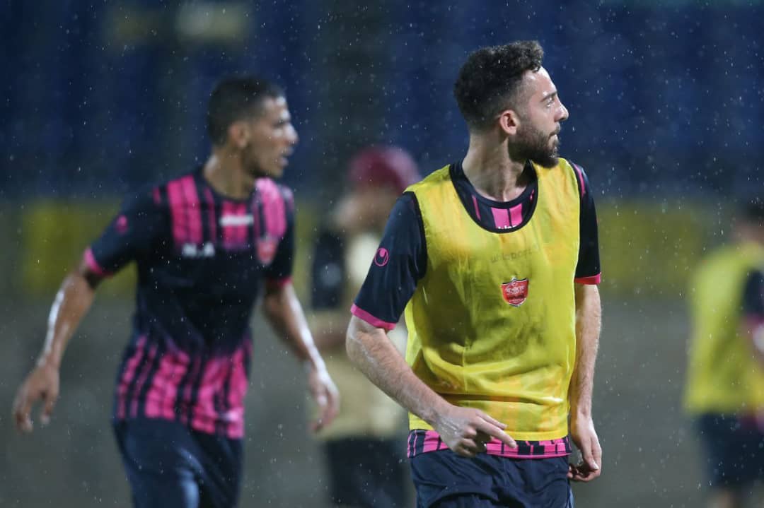 تمرین پرسپولیسیها زیر باران شدید تمرین پرسپولیسیها زیر باران شدید