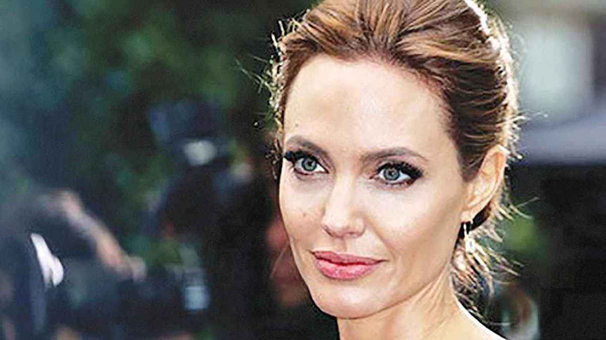 استایل آنجلینا جولی با پیژامه و دمپایی در سفر به اروپا