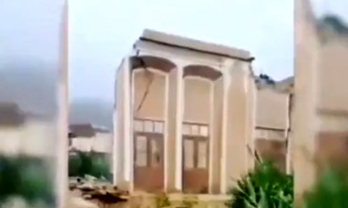 لحظه فروریختن خانه‌ تاریخی در شهر تفت پس از بارش باران و سیل