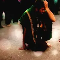 گریه های خادم حرم امام حسین(ع) در هنگام تعویض پرچم حرم
