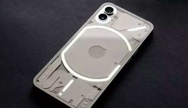 تست مقاومت گوشی متفاوت Nothing Phone 1 در برابر خط‌وخش و آسیب‌های روزانه