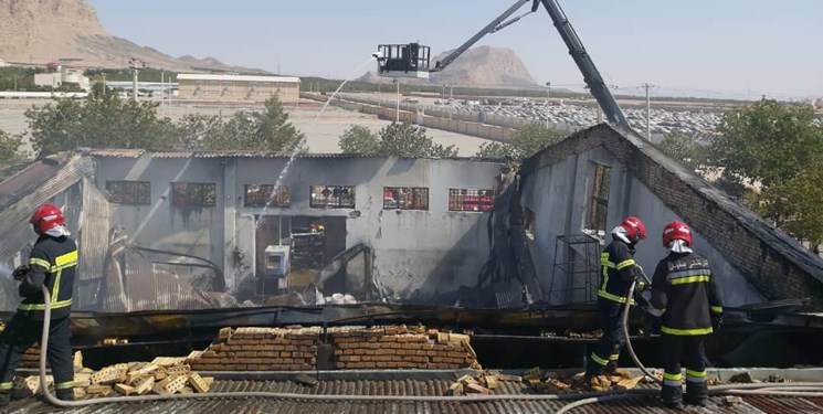 حریق گسترده در کارگاه ساخت مواد پلاستیکی