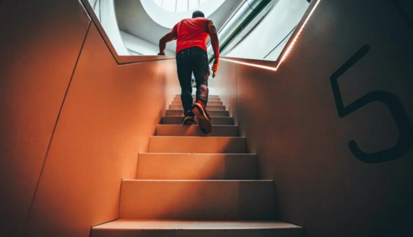 محققان آلمانی: استفاده از پلکان به جای آسانسور به سلامت مغز کمک می‌کند