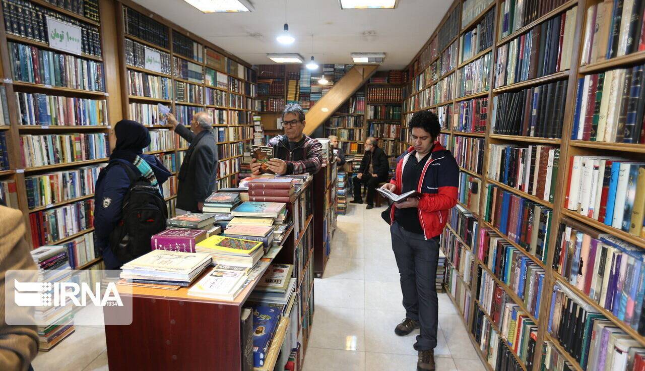 شمیم حسینی در کتاب‌فروشی‌های کشور