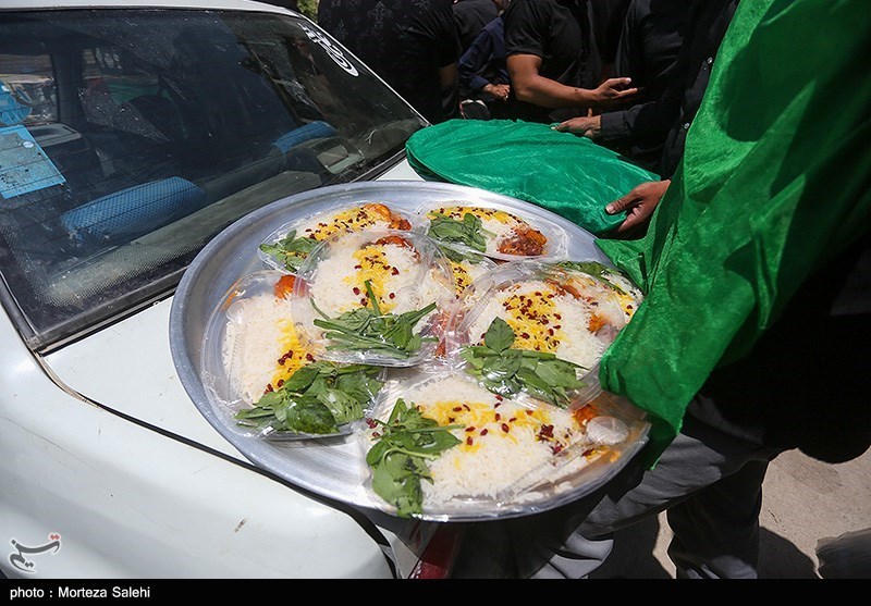 عکس/ آیین سنتی توزیع نذری در روستای "اراضی" اصفهان  