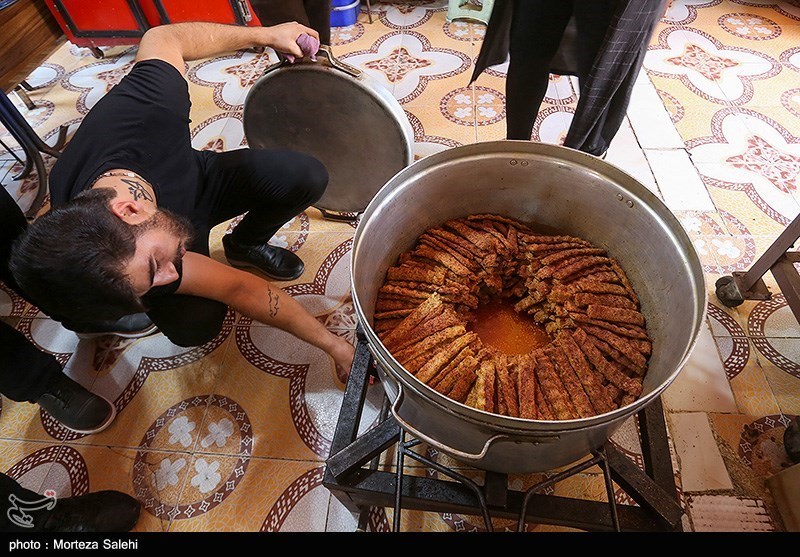 عکس/ آیین سنتی توزیع نذری در روستای "اراضی" اصفهان  