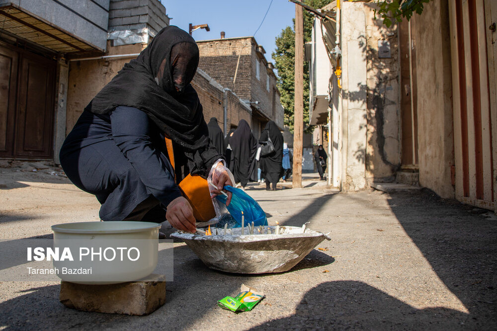 عکس/ زنان خرم آبادی با روبنده و پای برهنه به یاد حضرت زینب (س) 