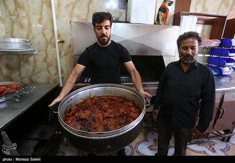 عکس/ آیین سنتی توزیع نذری در روستای "اراضی" اصفهان  