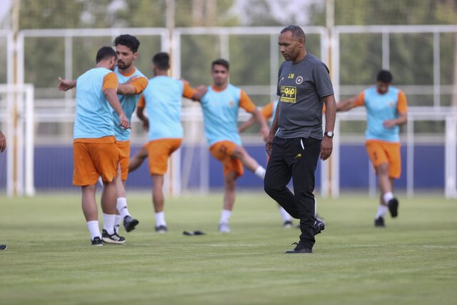 ناکامی سرمربی سپاهان مقابل مربیان مطرح