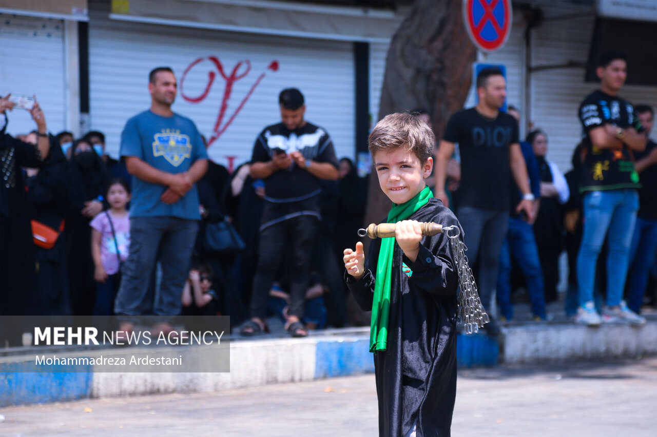 عکس/ زنجیر زدن کودک عزادار برای حسین(ع)