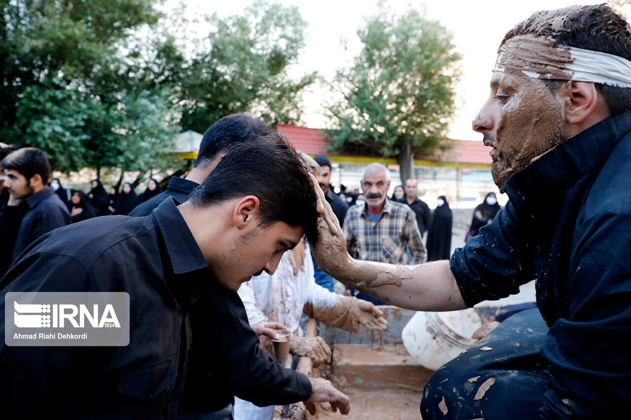 عکس/ آیین سنتی گِل مالی در شهرکرد 