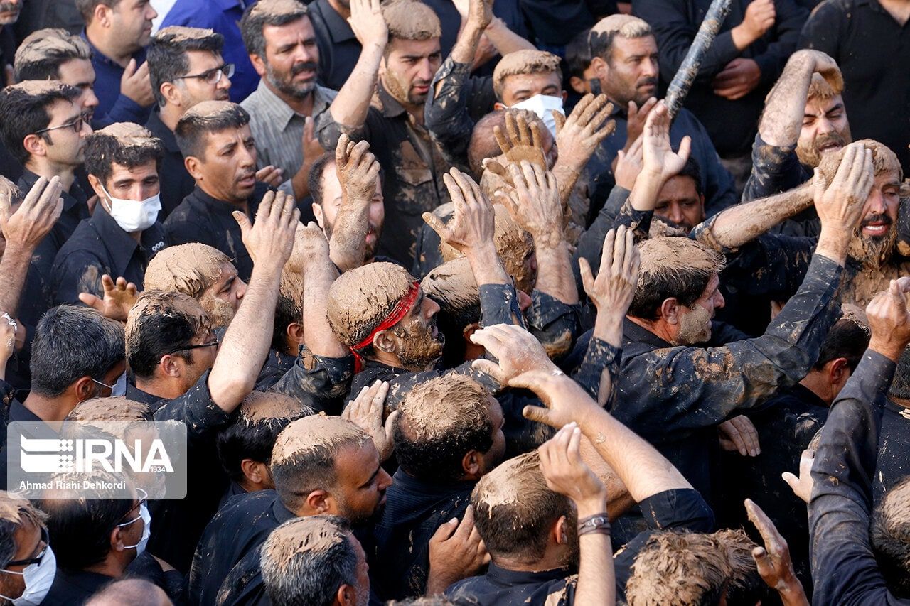 عکس/ آیین سنتی گِل مالی در شهرکرد 