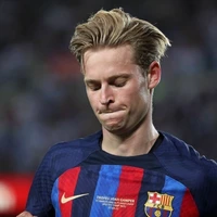 بارسلونا به فرنکی دی یونگ هشدار داد: تمدید قرارداد سال 2020 غیرقانونی بوده است!