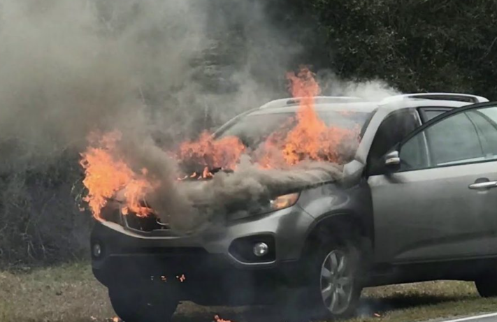 انفجار گوشی دو خودرو را به آتش کشید