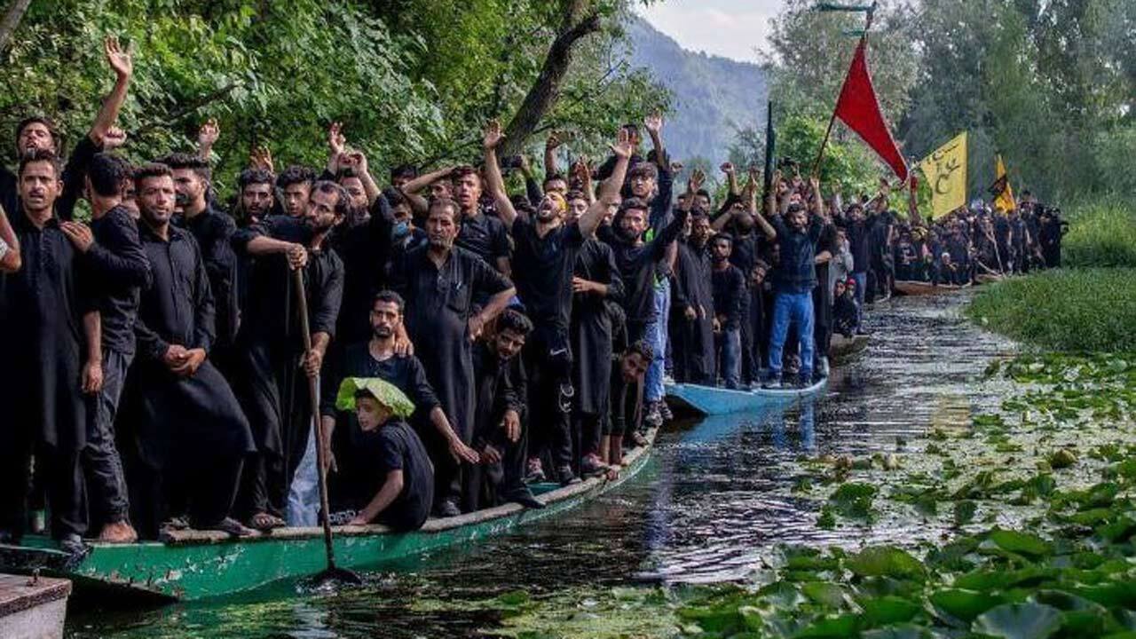 عزاداری دیدنی مردم کشمیر بر روی قایق در روز عاشورا
