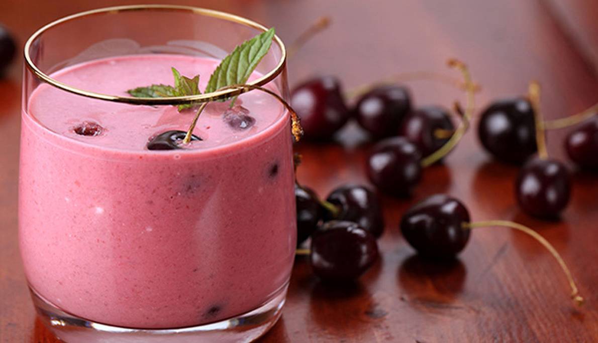 طرز تهیه «اسموتی میوه‌های سرخ» نوشیدنی خنک تابستانی