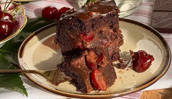 طرز تهیه کیک شکلاتی آلبالویی به روش خانگی