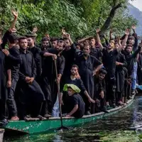 عزاداری دیدنی مردم کشمیر بر روی قایق در روز عاشورا