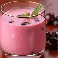 طرز تهیه «اسموتی میوه‌های سرخ» نوشیدنی خنک تابستانی