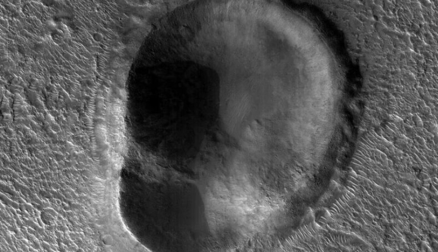 انتشار تصویری از دهانه‌ای عجیب به شکل «گوش انسان» در سیاره مریخ