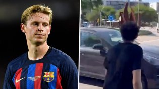 حمله هواداران بارسلونا به دی‌یونگ!