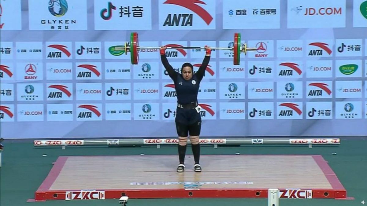 دختر وزنه‌ بردار ایرانی در تمرینات پیش از مسابقه