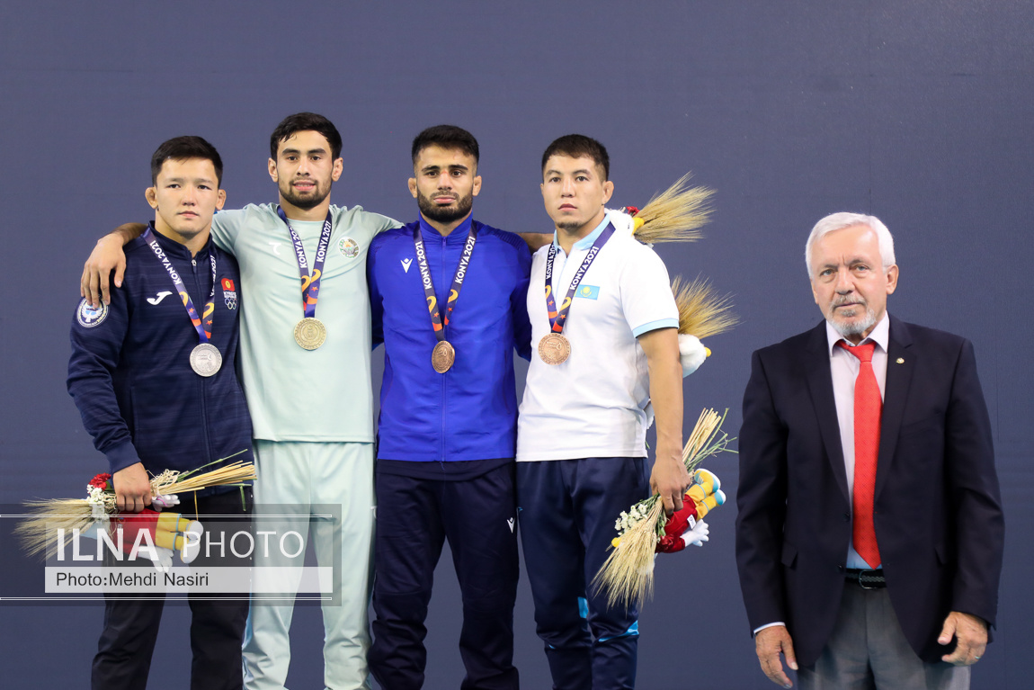 عکس/ برافراشتن پرچم علمدار کربلا توسط کشتی گیر ایرانی