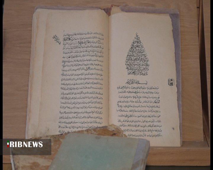 اهدای کتاب‌هایی با قدمت ۱۰۰ سال در شیراز