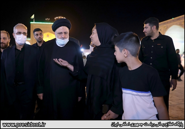 عکس/ گفتگوی مردم با رئیس جمهور در مسجد تاریخی کرمان