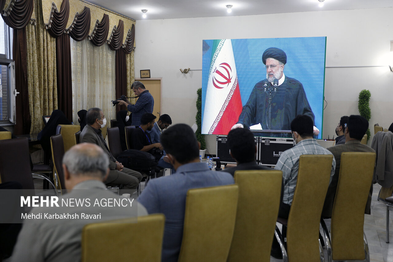 حاشیه های دیدار رئیس جمهور با خانواده شهدا و نخبگان کرمان