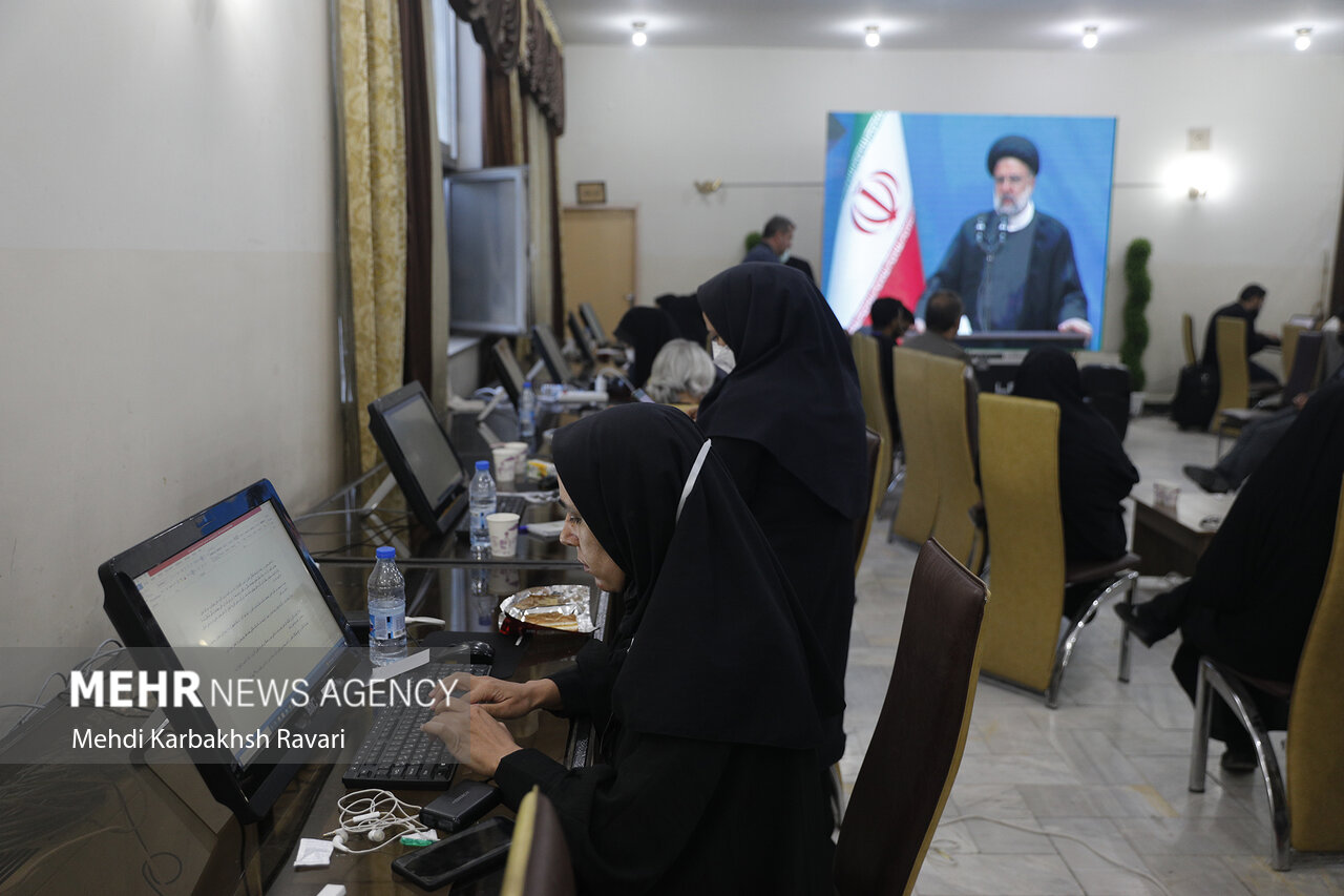 حاشیه های دیدار رئیس جمهور با خانواده شهدا و نخبگان کرمان