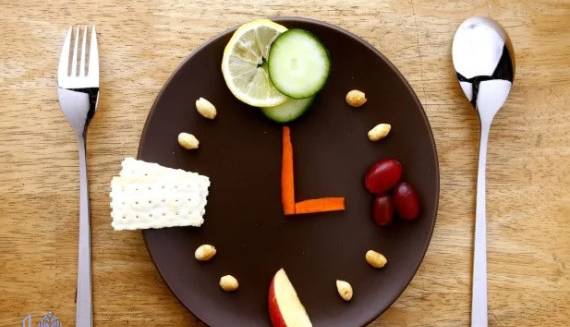 کاهش وزن با خوردن غذای زودهنگام و محدودیت زمانی