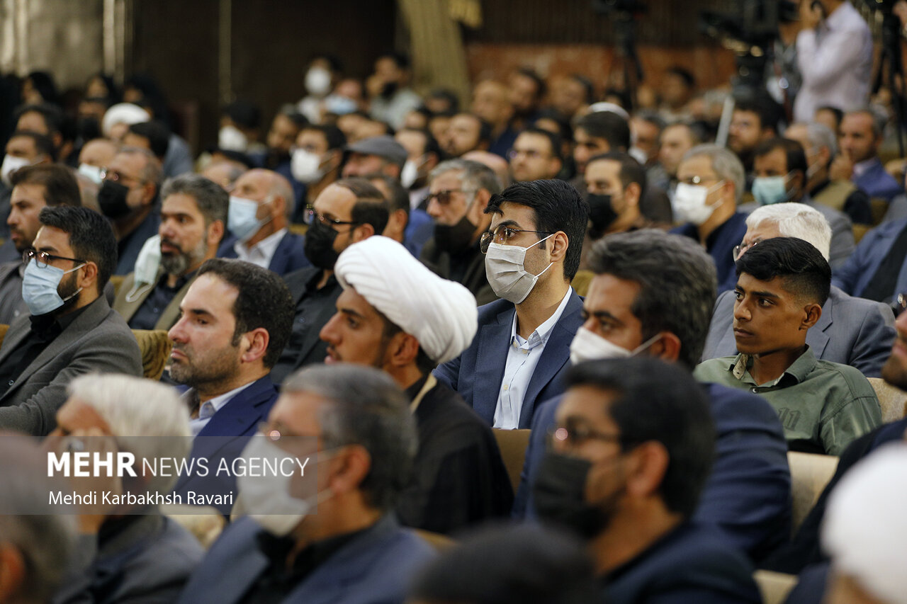 حاشیه های دیدار رئیس جمهور با خانواده شهدا و نخبگان کرمان