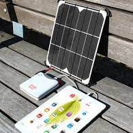 استفاده دو چوپان از پنل خورشیدی برای شارژ موبایل