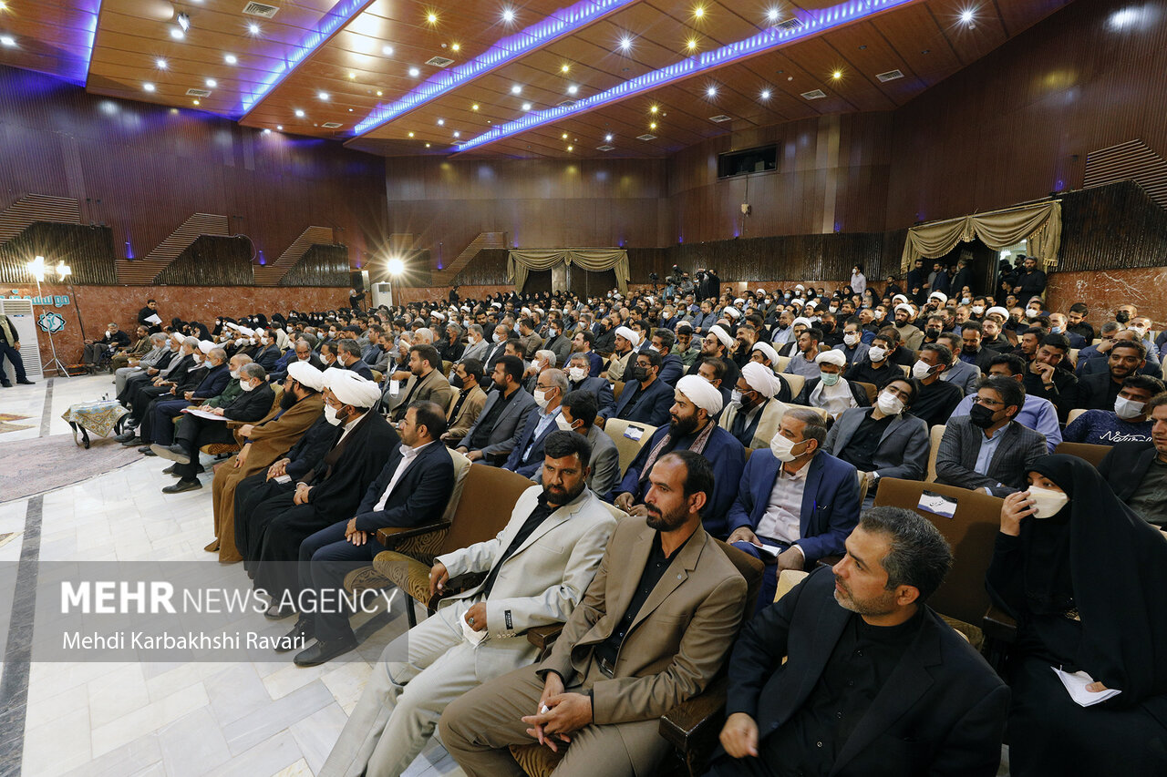 حاشیه های دیدار رئیس جمهور با خانواده شهدا و نخبگان کرمان
