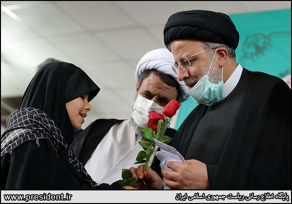 عکس/ دریافت نامه های مردم با لباس های خاکی توسط رئیس جمهور