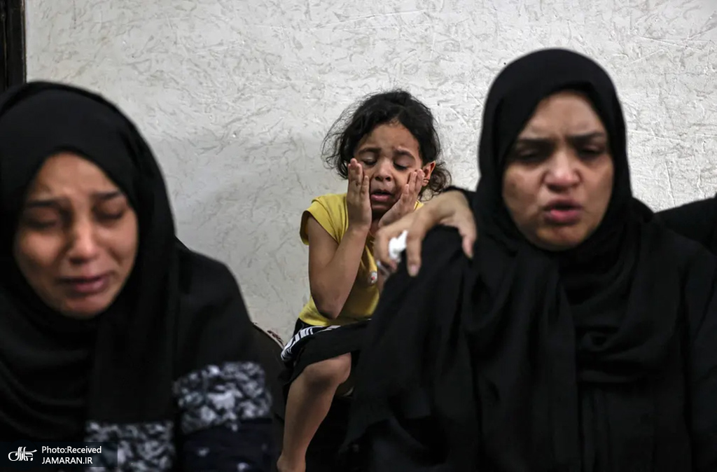 دلتنگی کودک در مراسم تشییع جنازه جوان فلسطینی