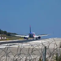 فرود هواپیما از روی سر گردشگران یونانی